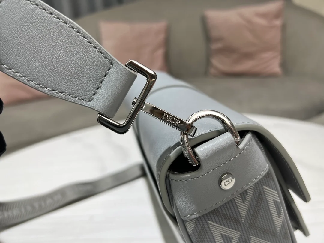 디올 힛 더 로드 메신저 백 그레이