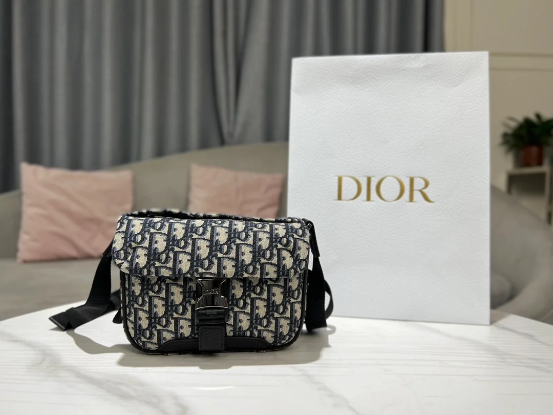 디올 익스플로어 스트랩 파우치