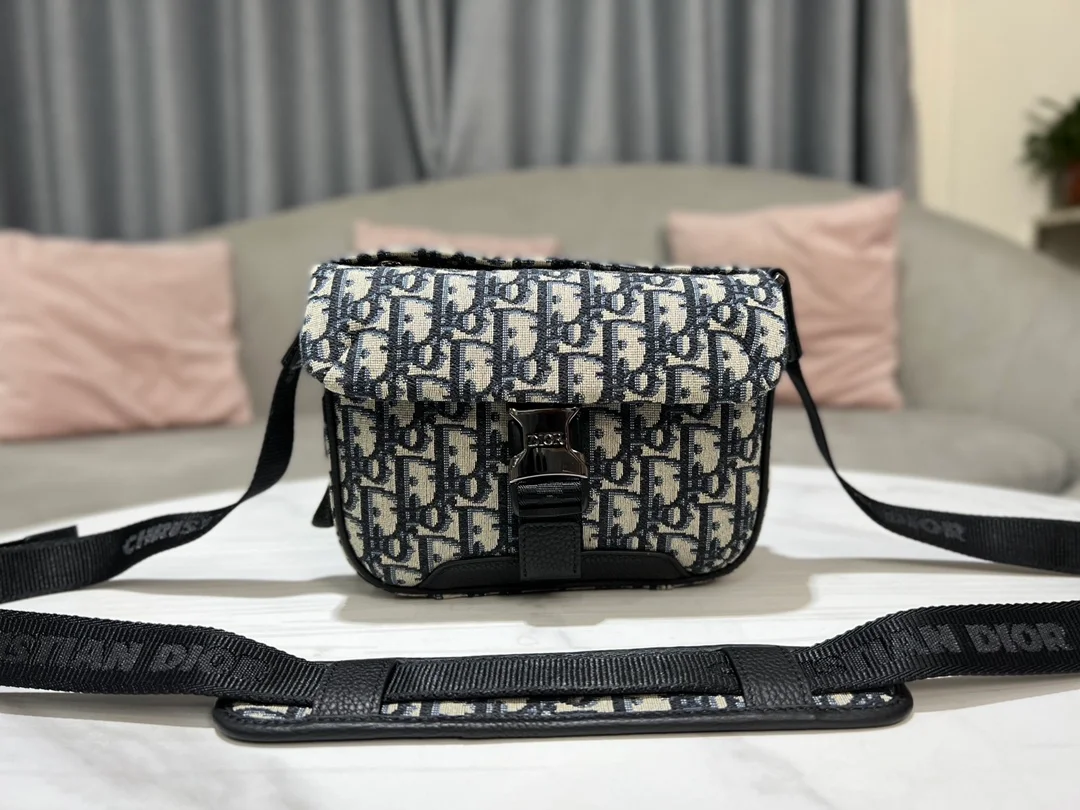 디올 익스플로어 스트랩 파우치