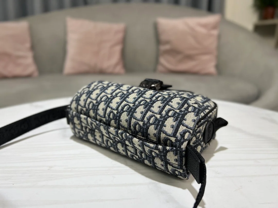 디올 익스플로어 스트랩 파우치