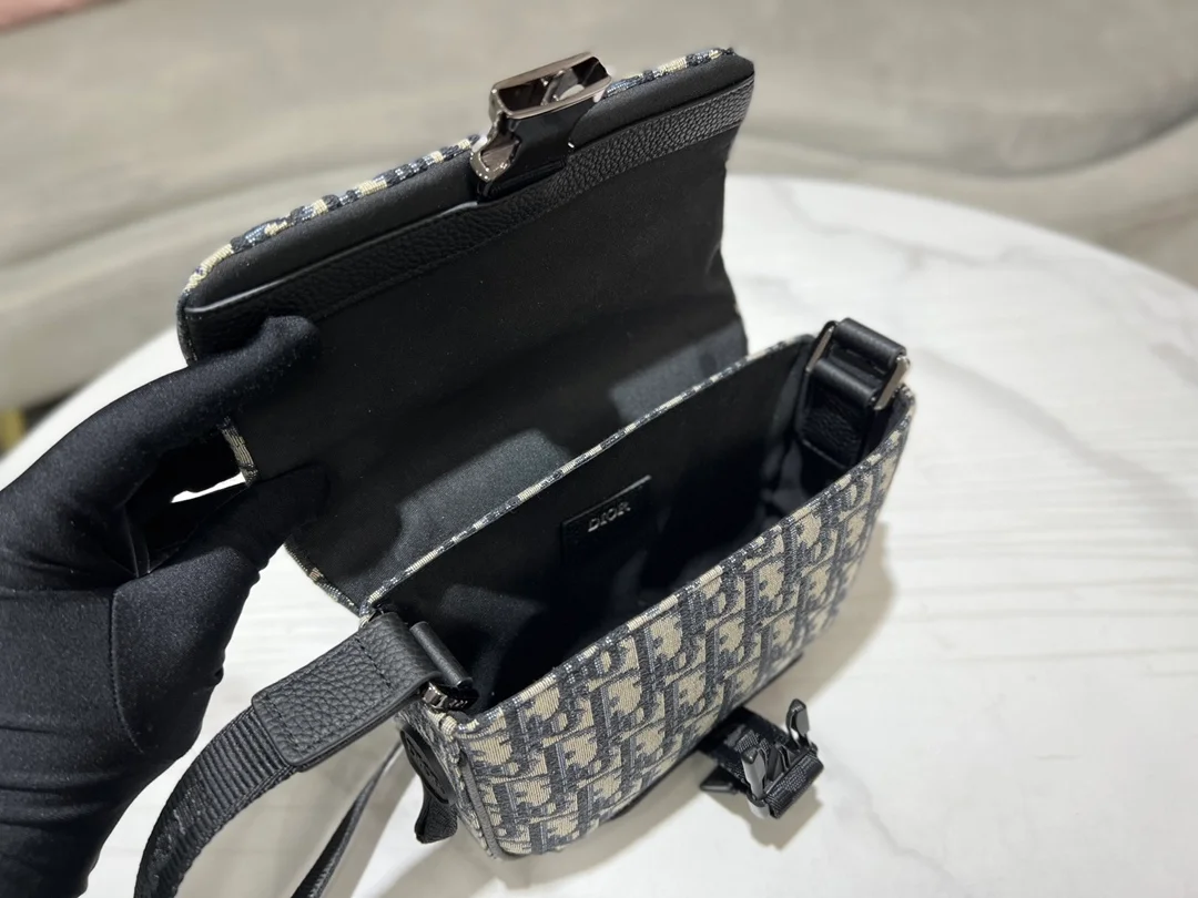 디올 익스플로어 스트랩 파우치