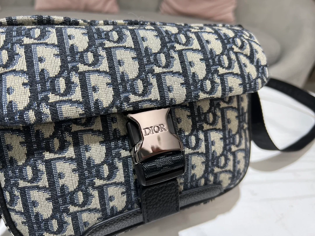 디올 익스플로어 스트랩 파우치