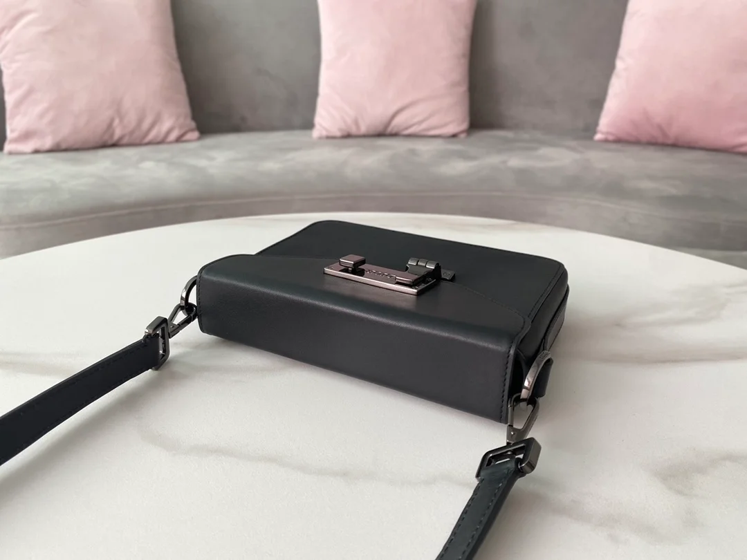 디올 오블리크 메신저 파우치 블랙