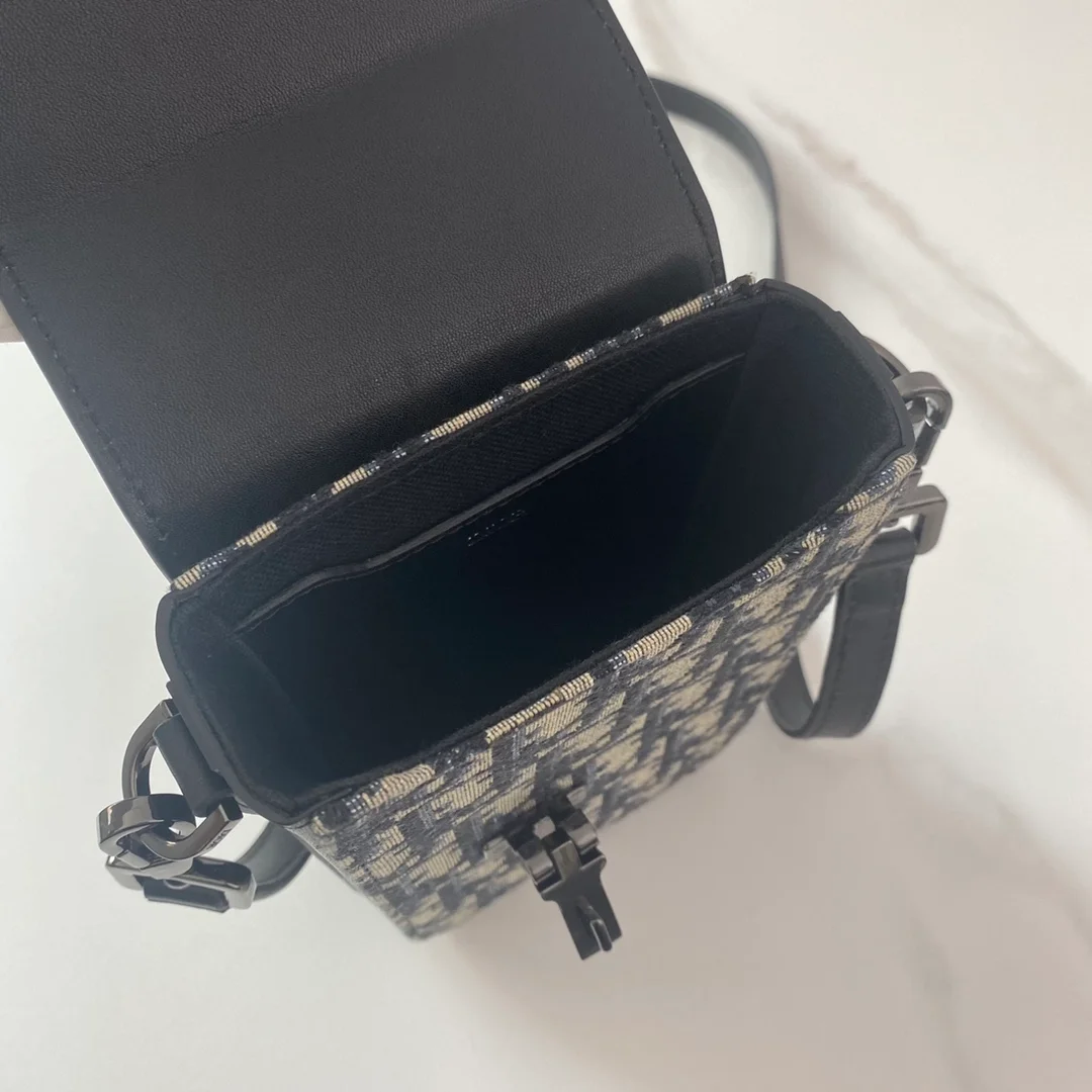 디올 버티컬 파우치 베이지