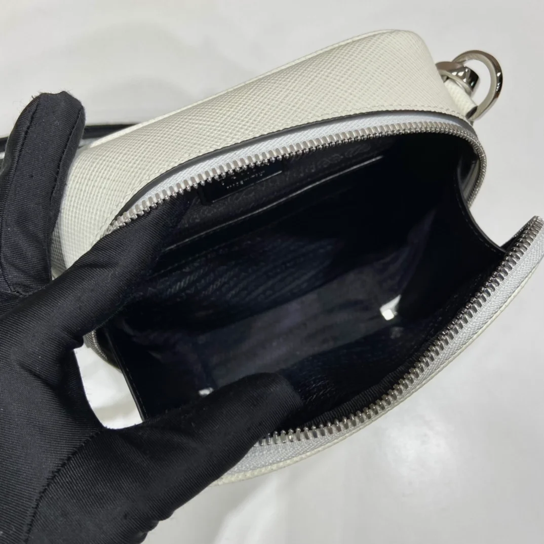 프라다 2VH154 사피아노 가죽 숄더백 화이트