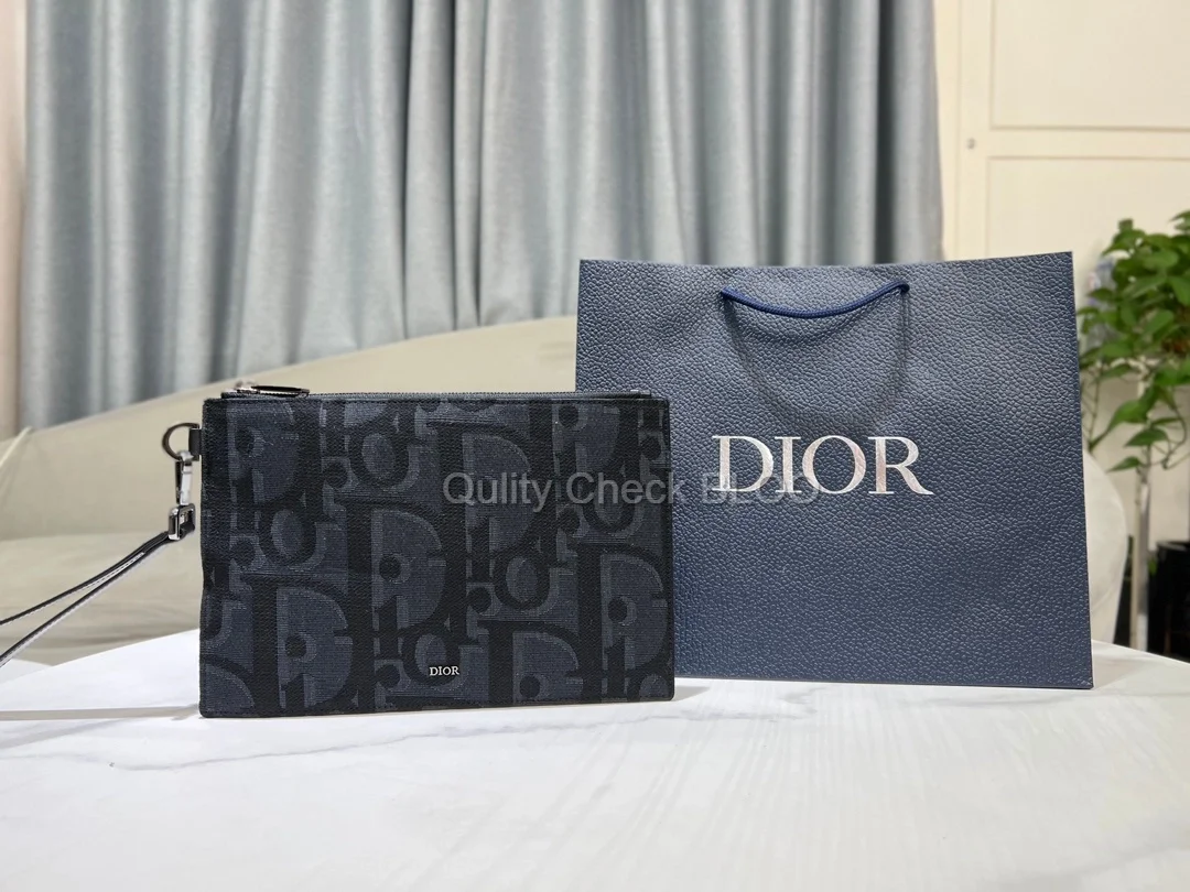 디올 맥시 A5 파우치 블랙