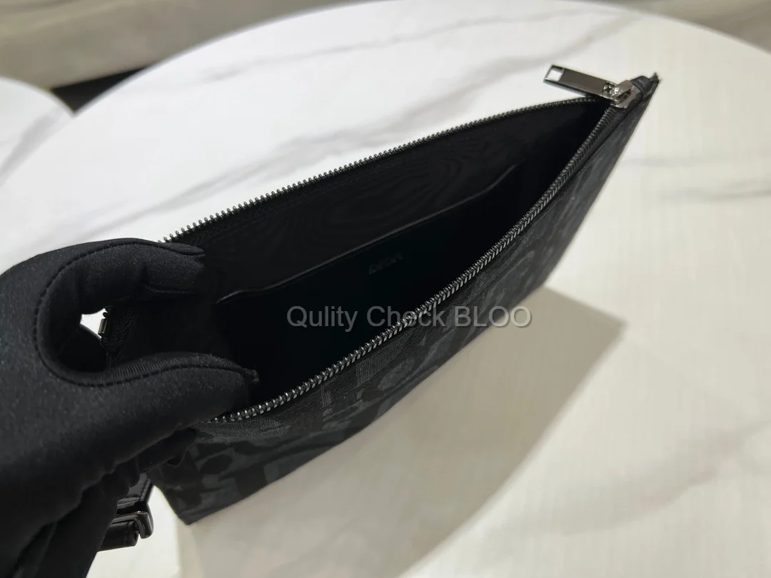 디올 맥시 A5 파우치 블랙