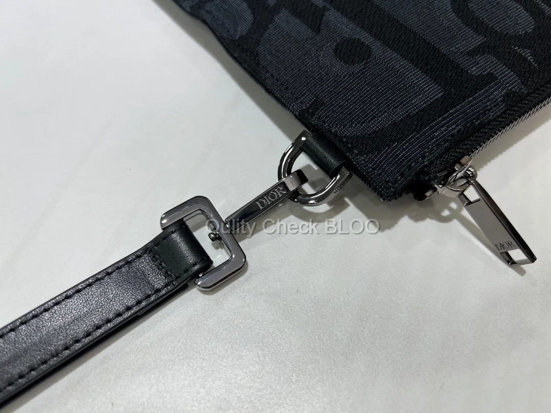 디올 맥시 A5 파우치 블랙