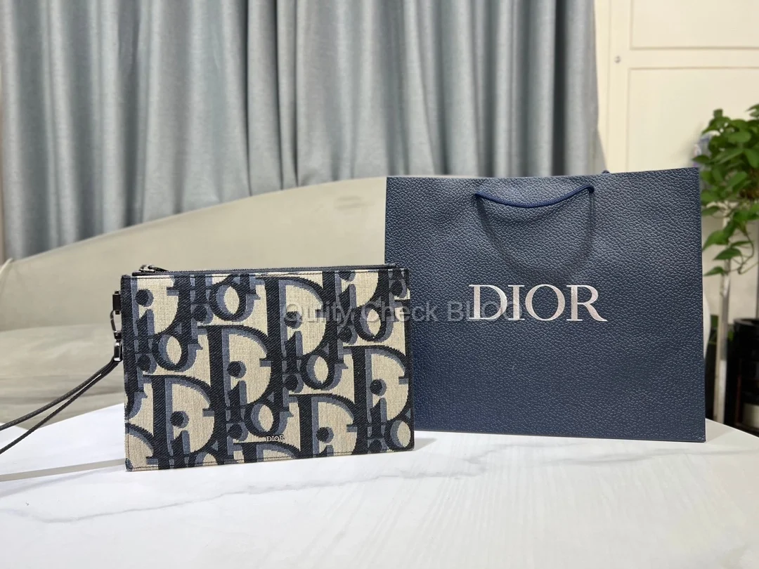 디올 맥시 A5 파우치 베이지