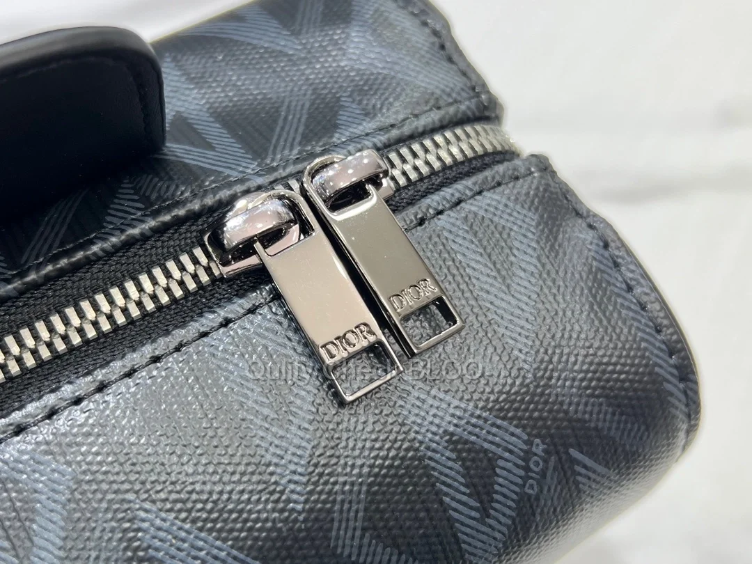 디올 다이아몬드 Lingot 토일레트리 케이스 블랙