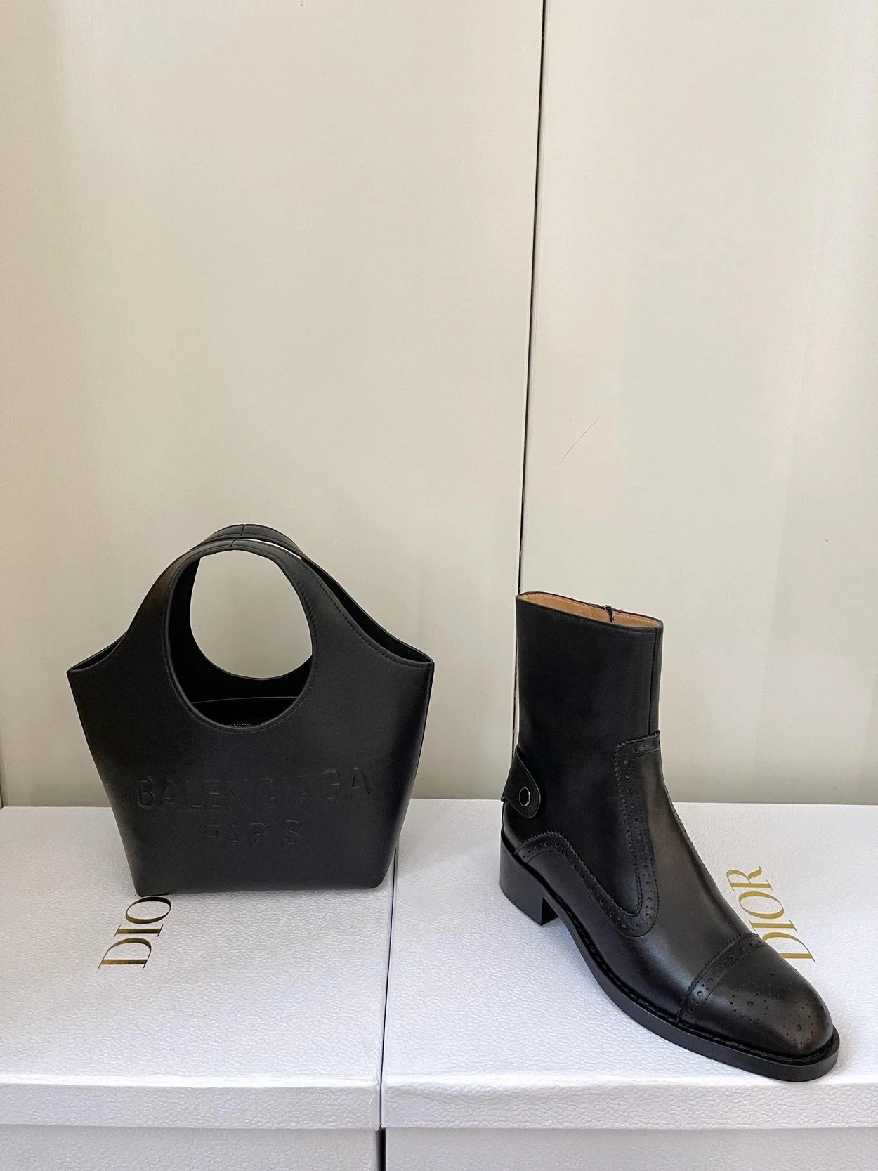 디올 D-Folk 힐 앵클 부츠 블랙