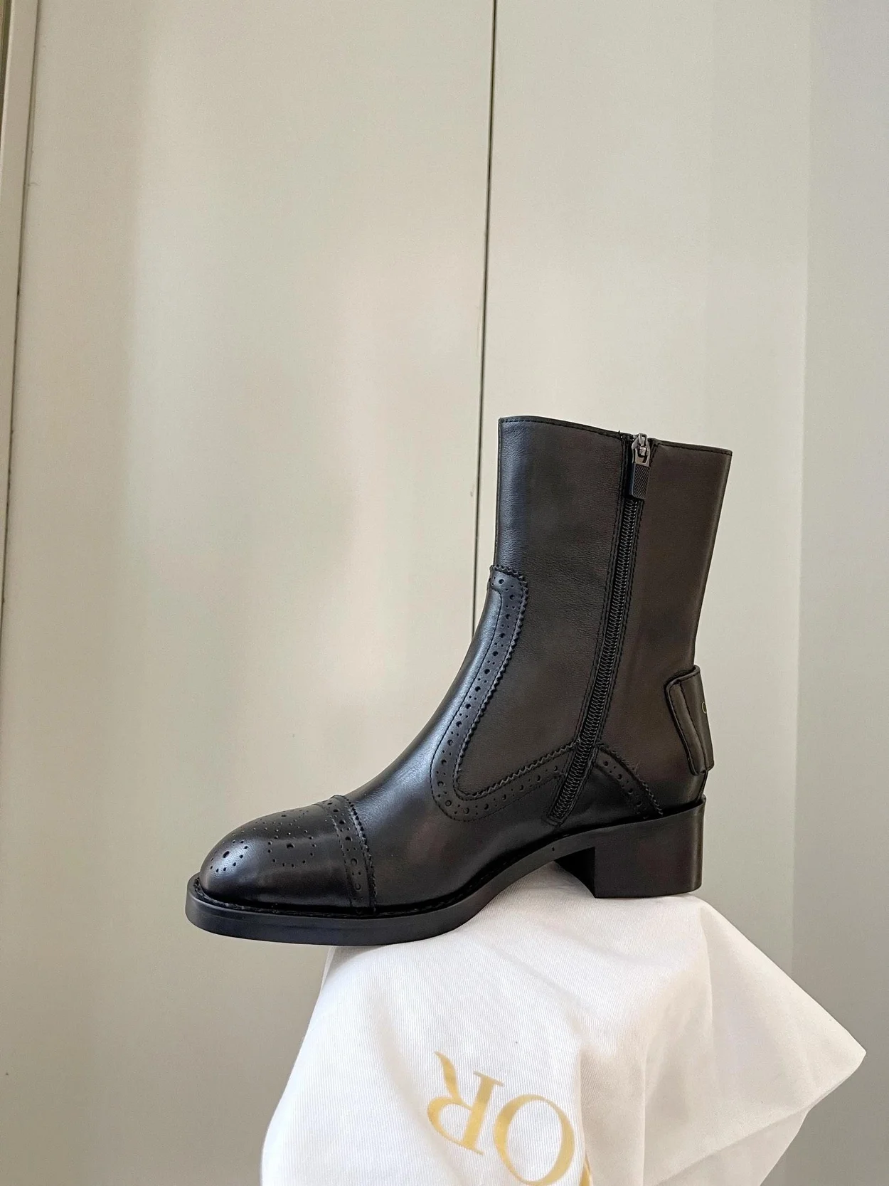 디올 D-Folk 힐 앵클 부츠 블랙