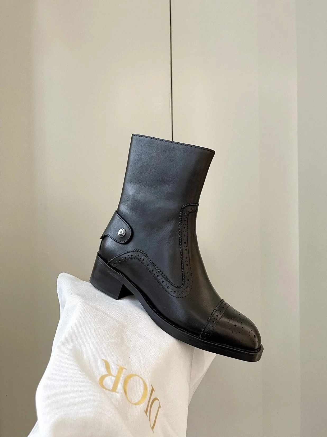 디올 D-Folk 힐 앵클 부츠 블랙