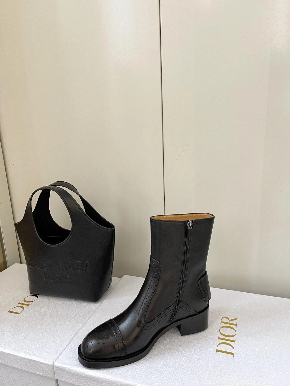 디올 D-Folk 힐 앵클 부츠 블랙