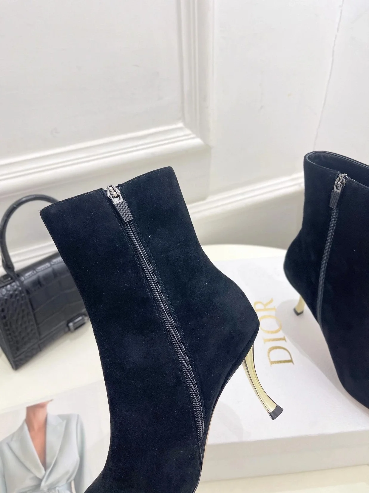 디올 D-Fame 스웨이드 앵클 부츠 블랙