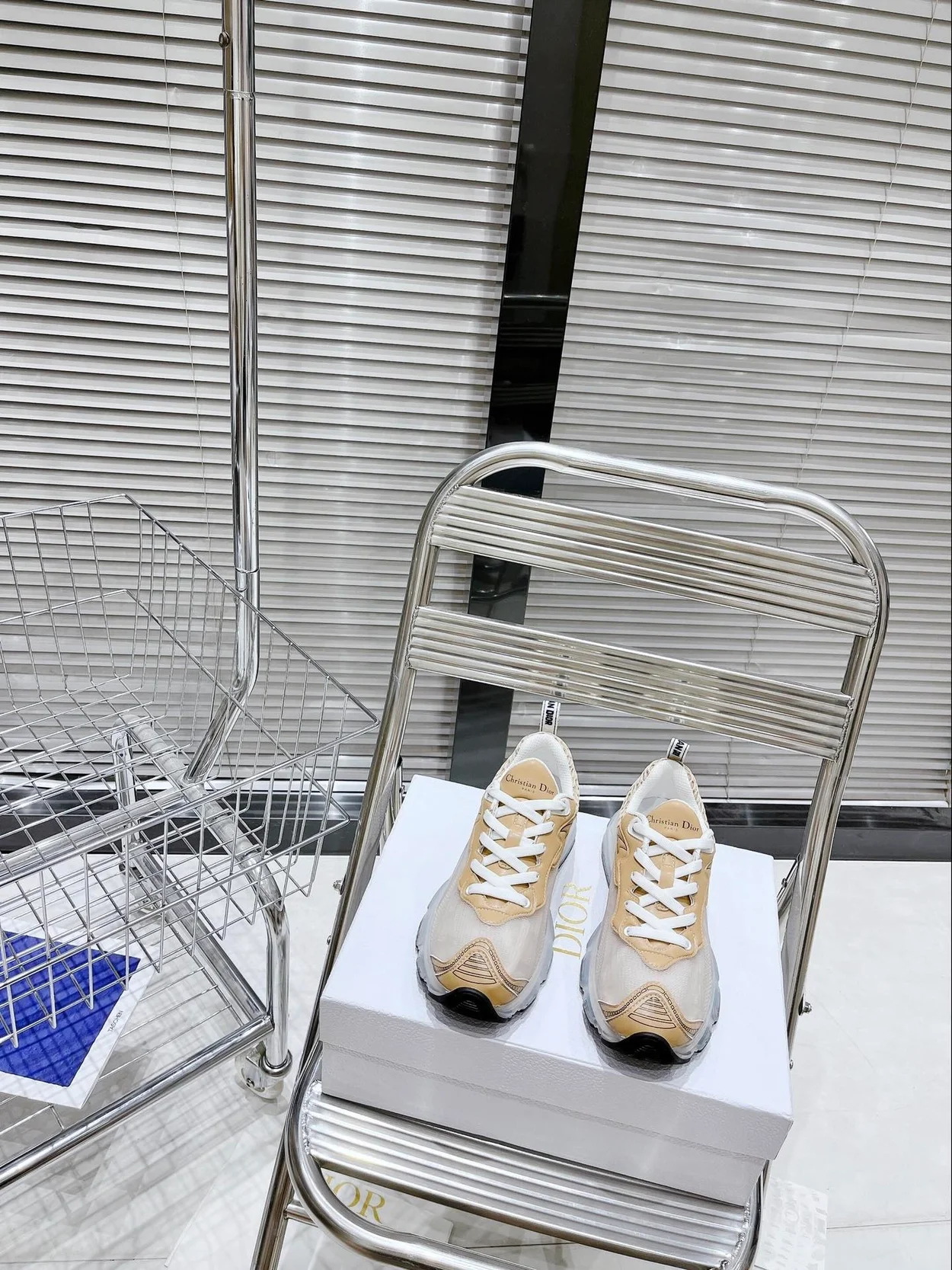 디올 Vibe 스니커즈 화이트 골드