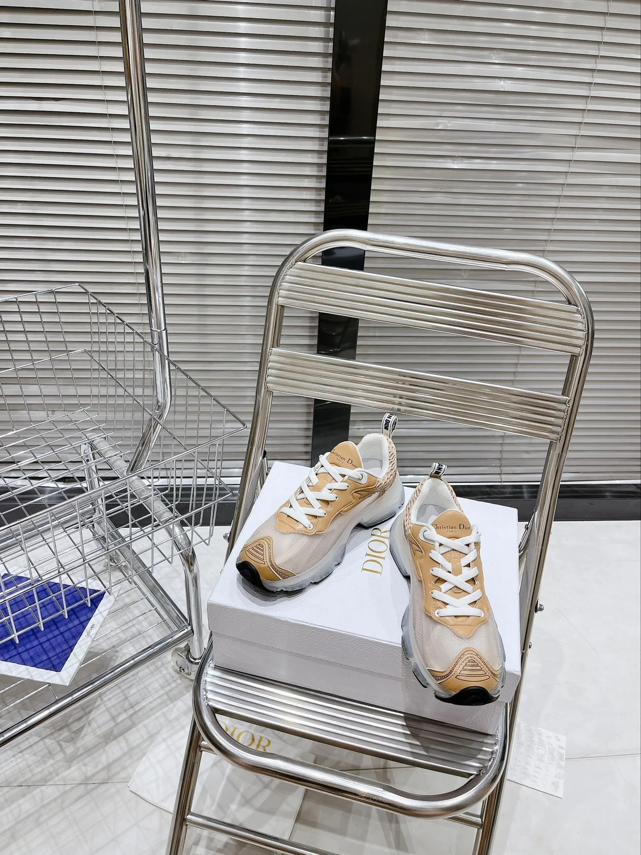 디올 Vibe 스니커즈 화이트 골드