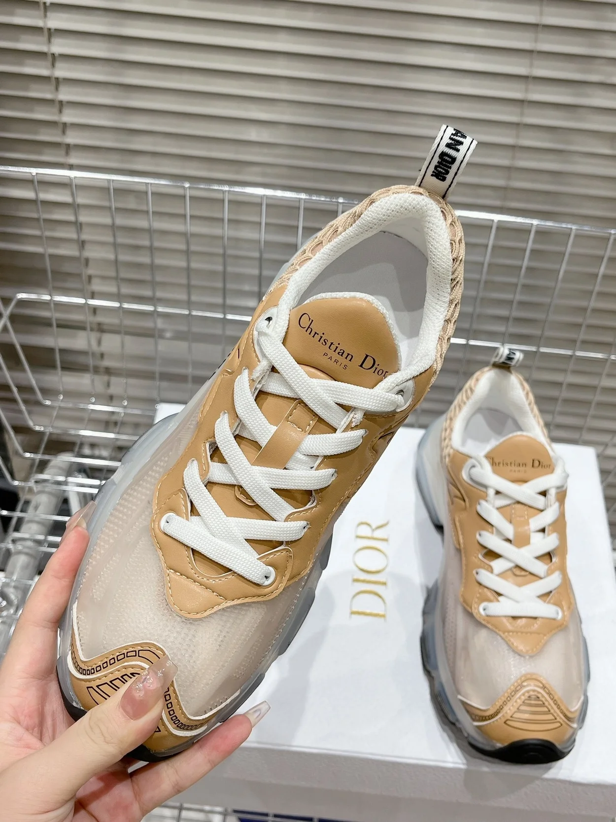 디올 Vibe 스니커즈 화이트 골드