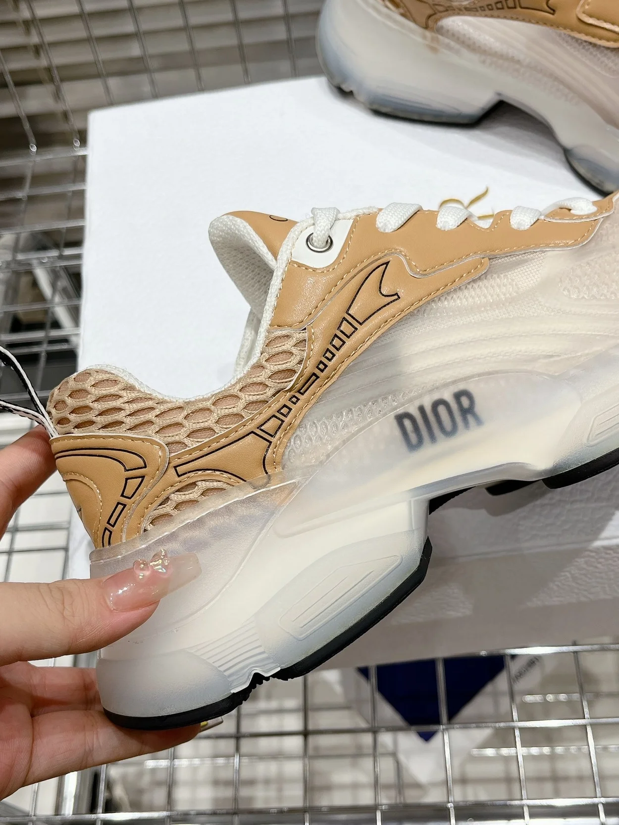 디올 Vibe 스니커즈 화이트 골드