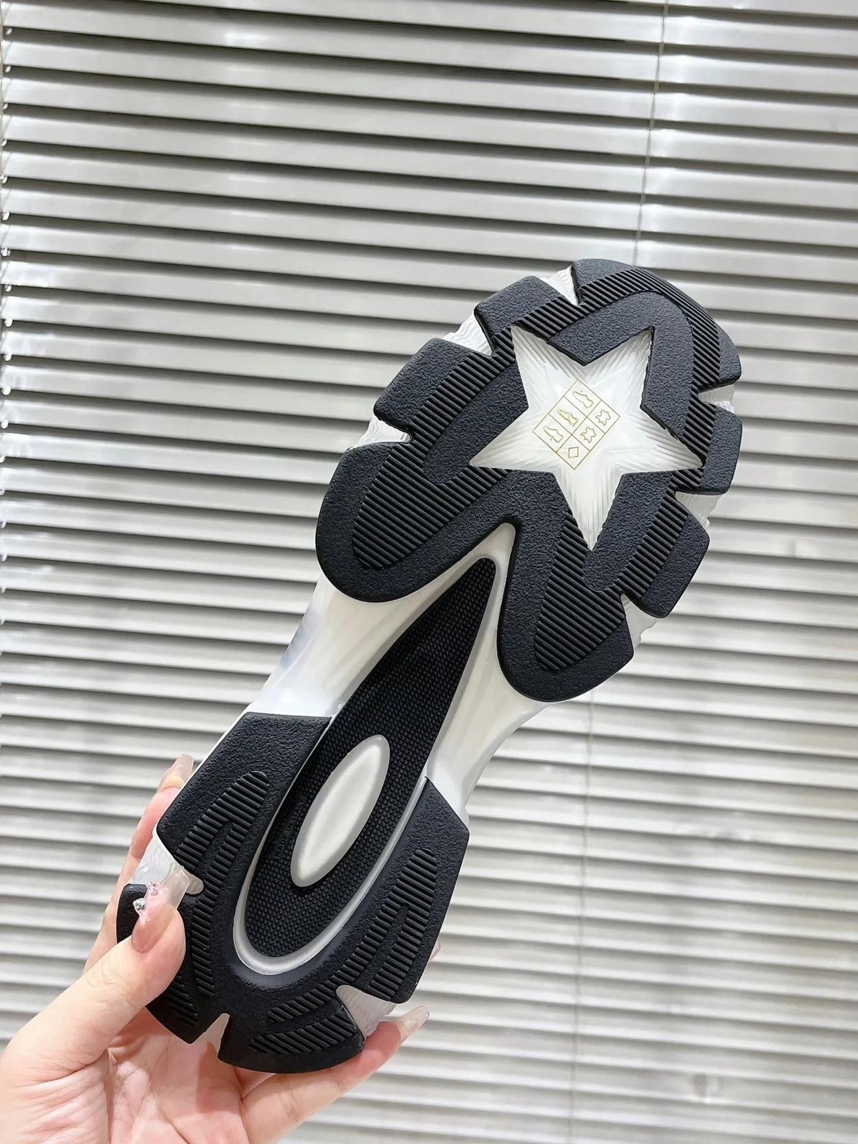 디올 Vibe 스니커즈 화이트 골드