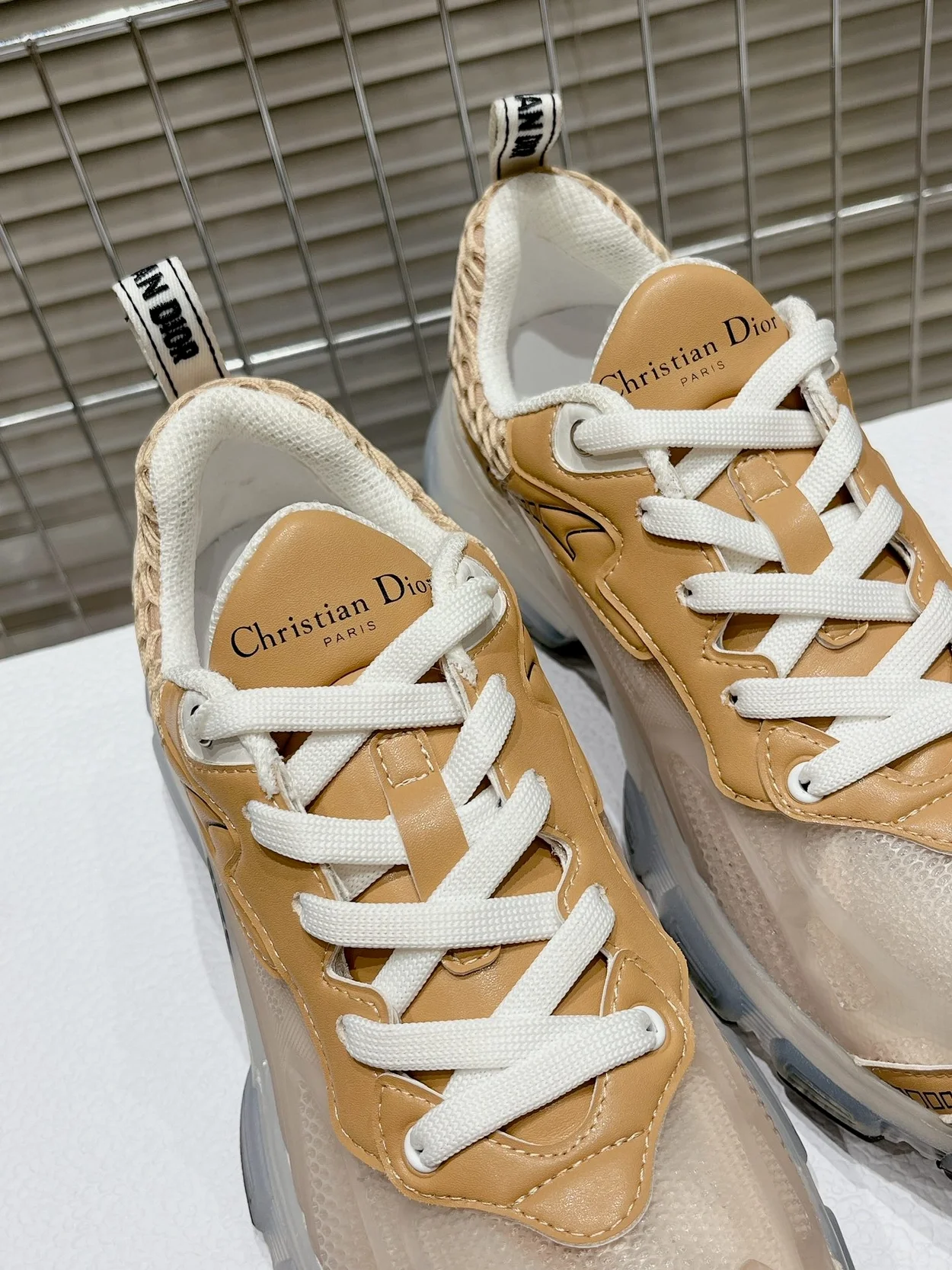 디올 Vibe 스니커즈 화이트 골드