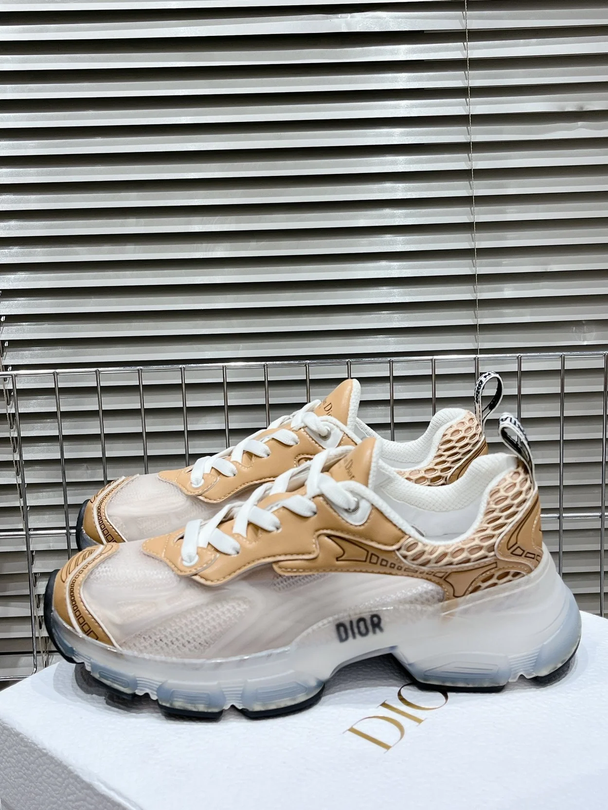 디올 Vibe 스니커즈 화이트 골드