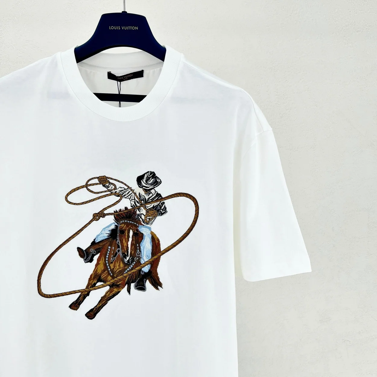 루이비통 그래픽 엠브로이더리 코튼 티셔츠 1AFXNT