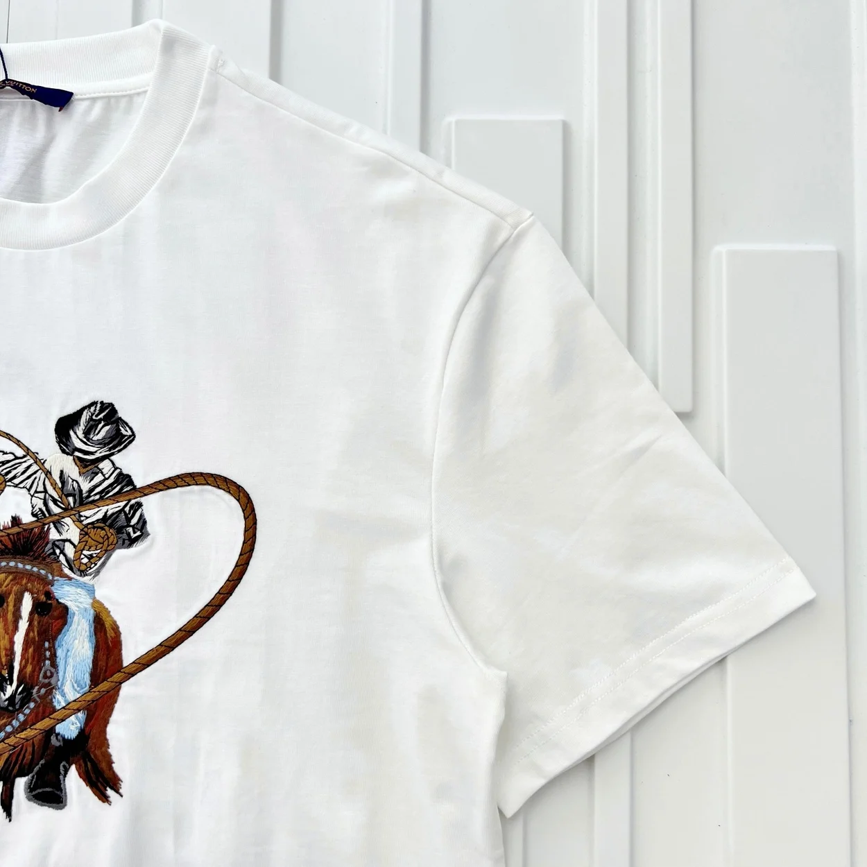 루이비통 그래픽 엠브로이더리 코튼 티셔츠 1AFXNT