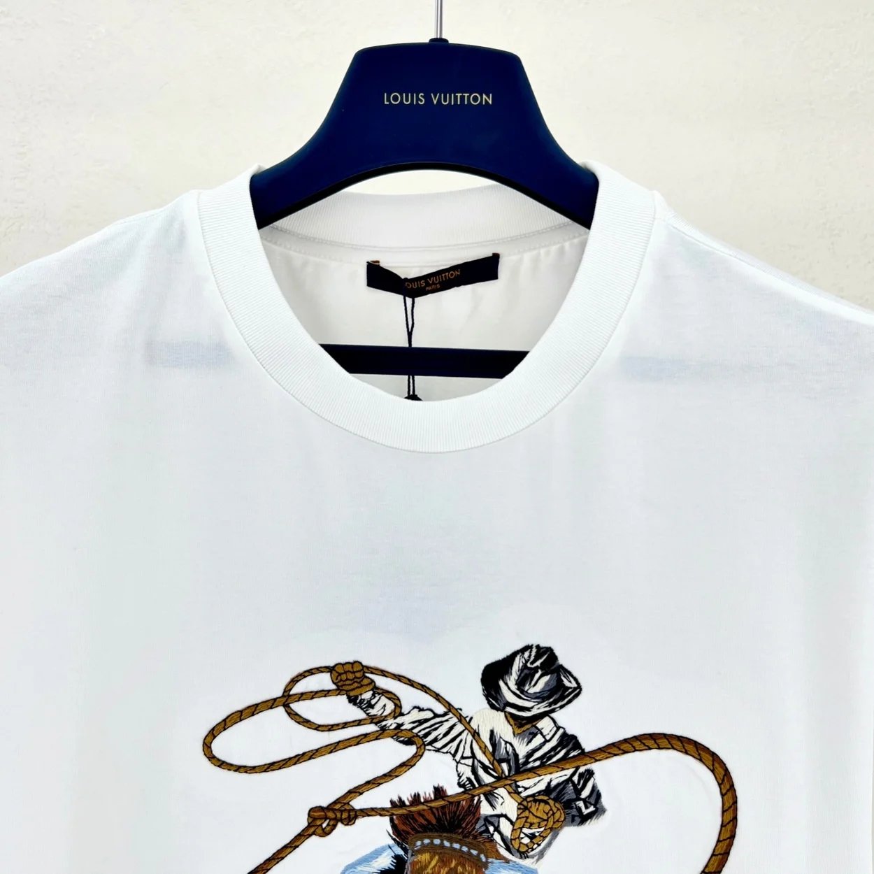 루이비통 그래픽 엠브로이더리 코튼 티셔츠 1AFXNT
