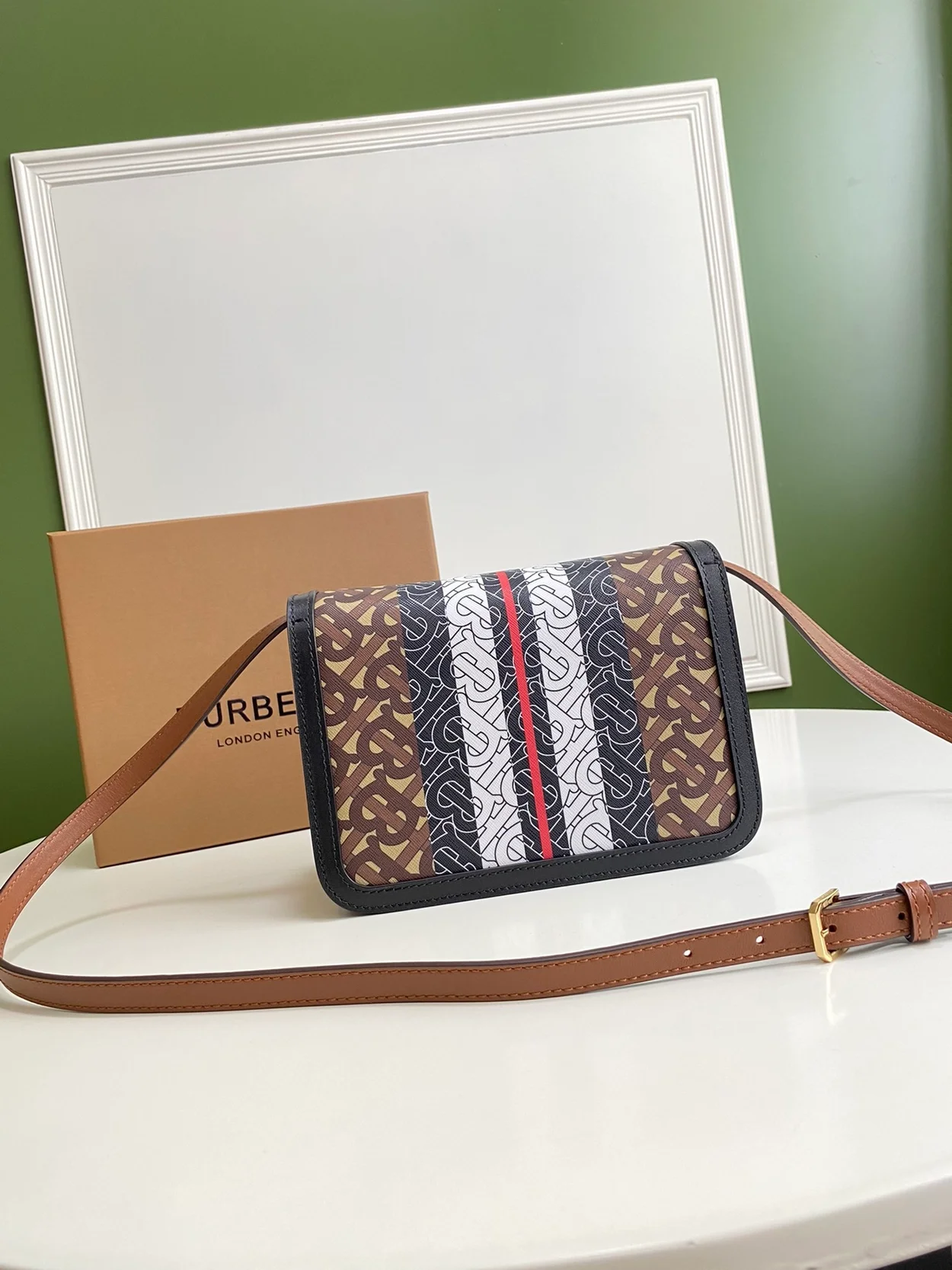 버버리 모노그램 스트라이프 E 캔버스백