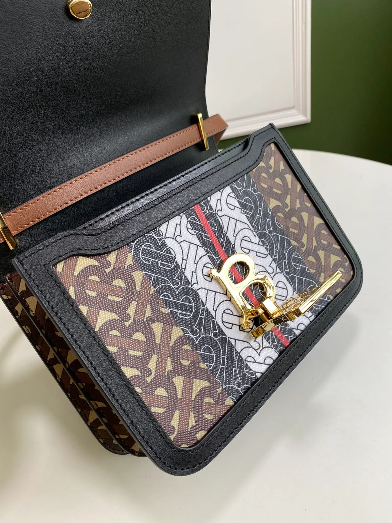 버버리 모노그램 스트라이프 E 캔버스백