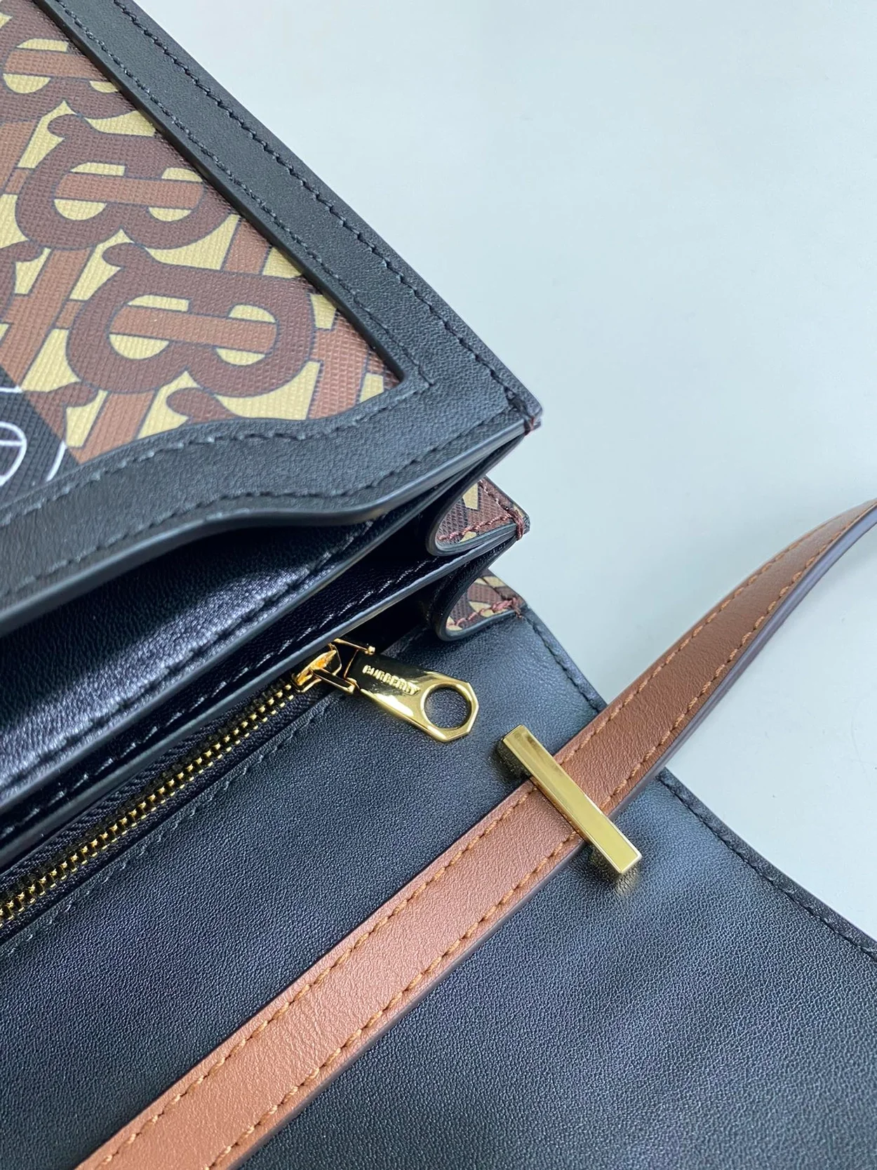 버버리 모노그램 스트라이프 E 캔버스백