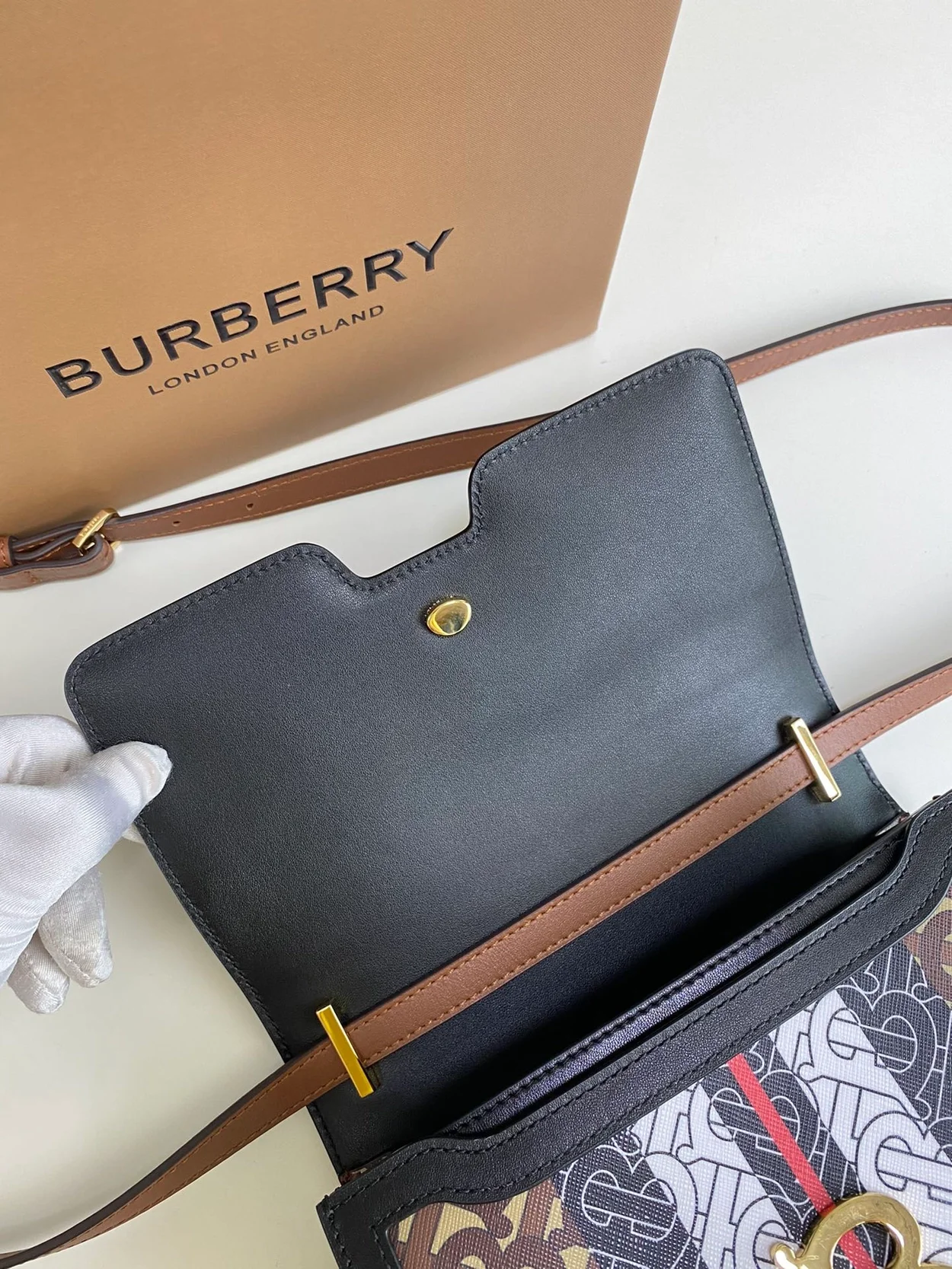 버버리 모노그램 스트라이프 E 캔버스백