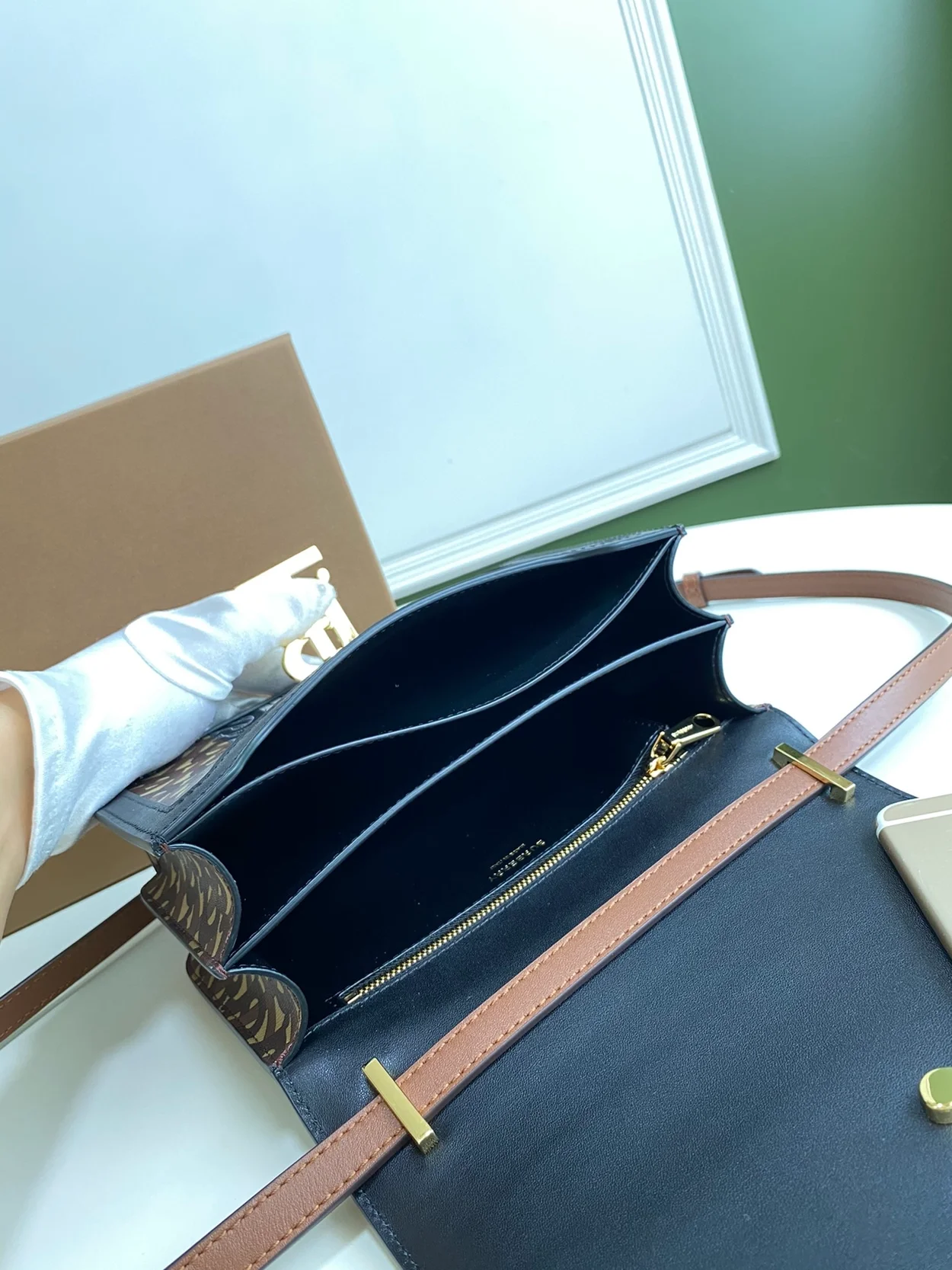 버버리 모노그램 스트라이프 E 캔버스백