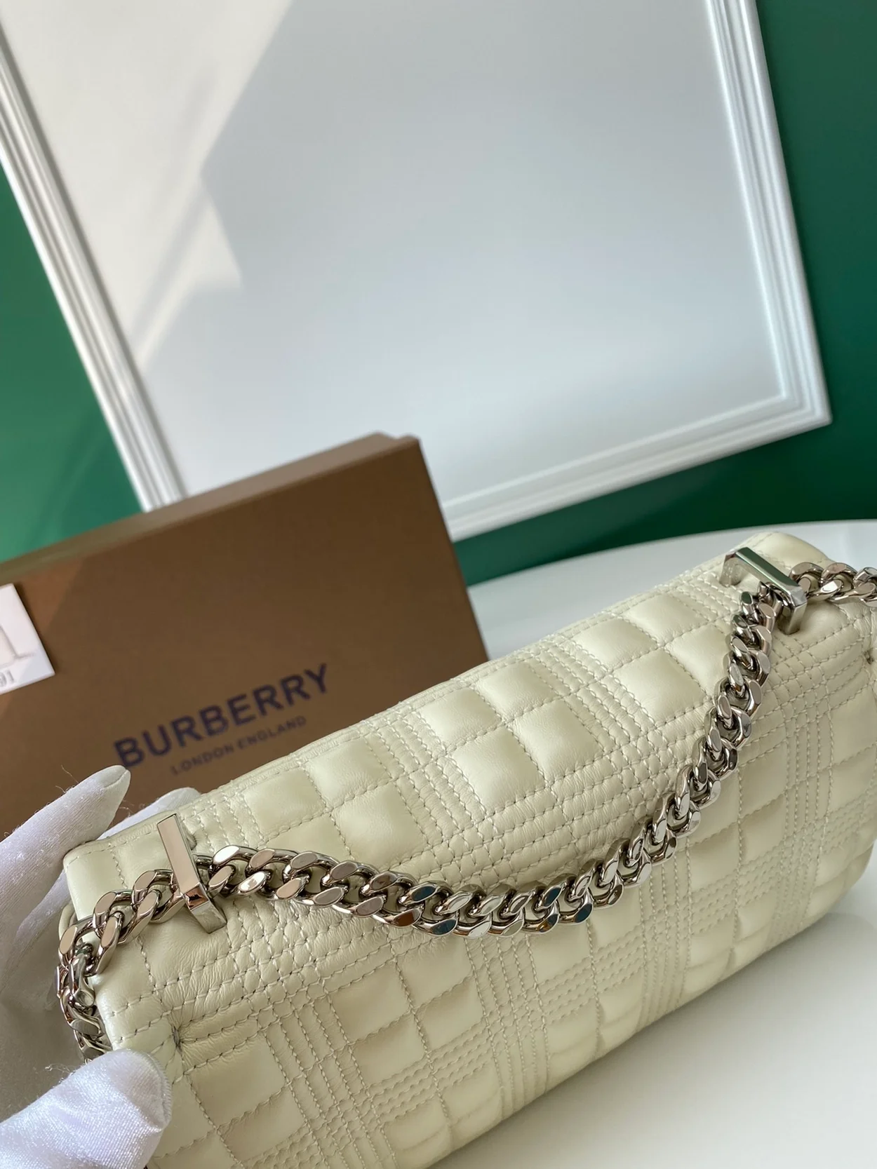 버버리 롤라 스몰 퀄팅백 화이트