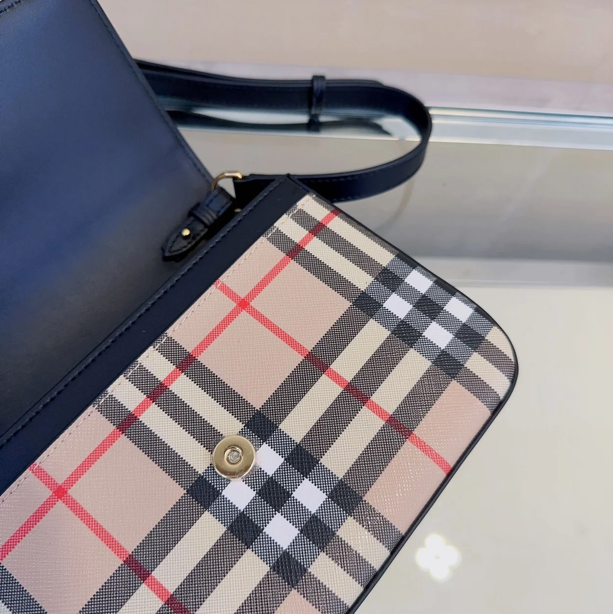 버버리 빈치지 체크 가죽 페니 크로스백