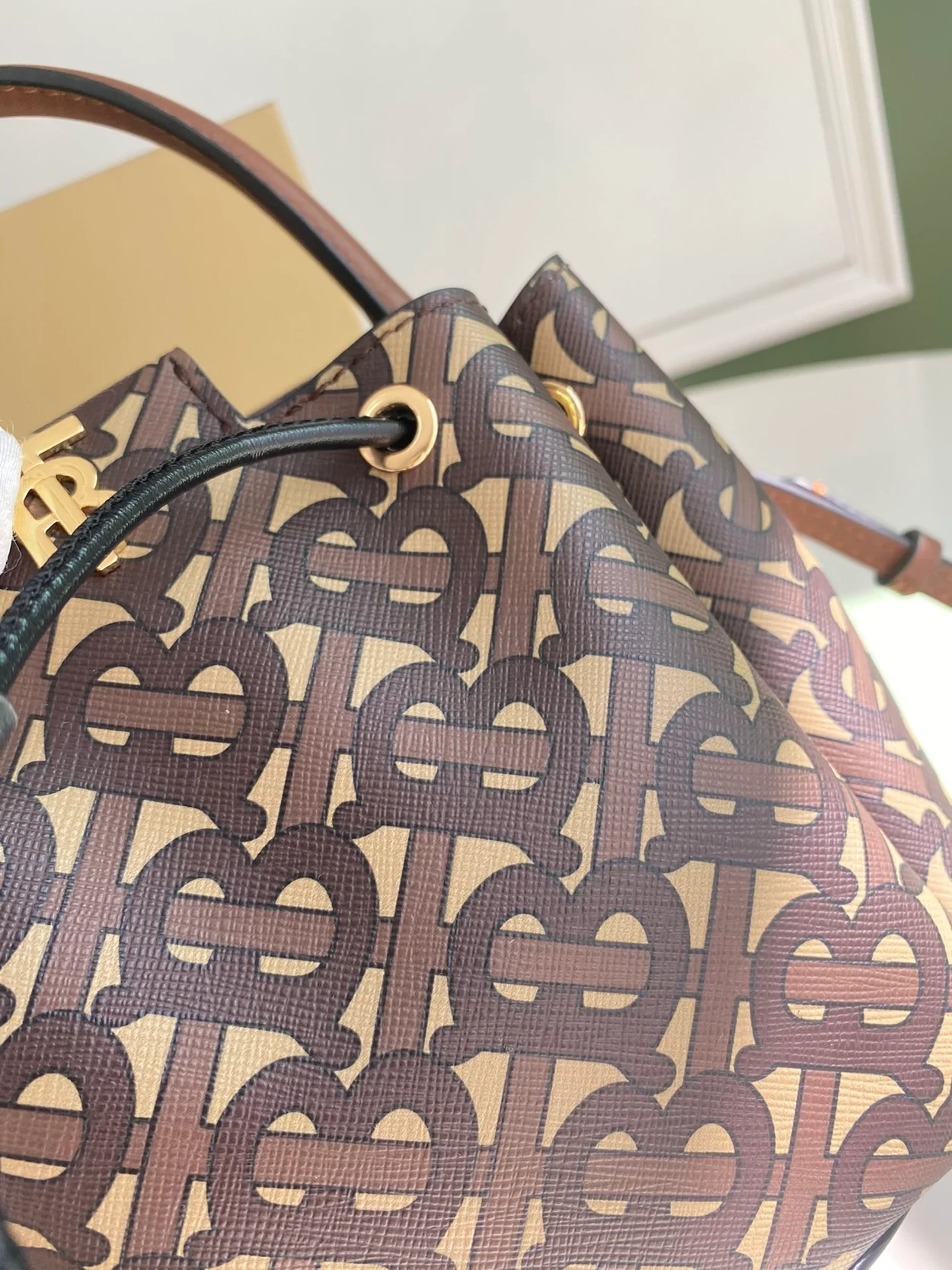 버버리 모노그램 E캔버스 크로스백