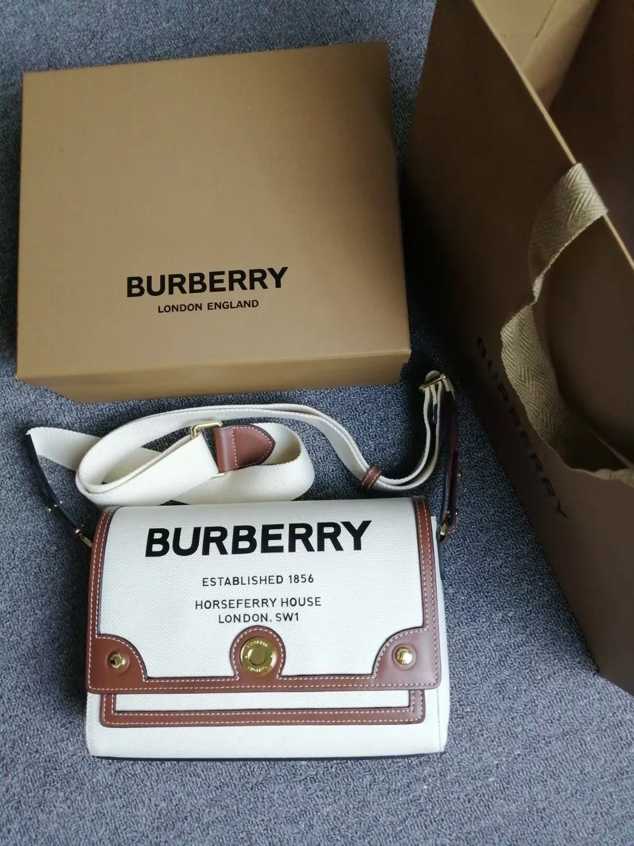 버버리 호스페리 프린트 캔버스백