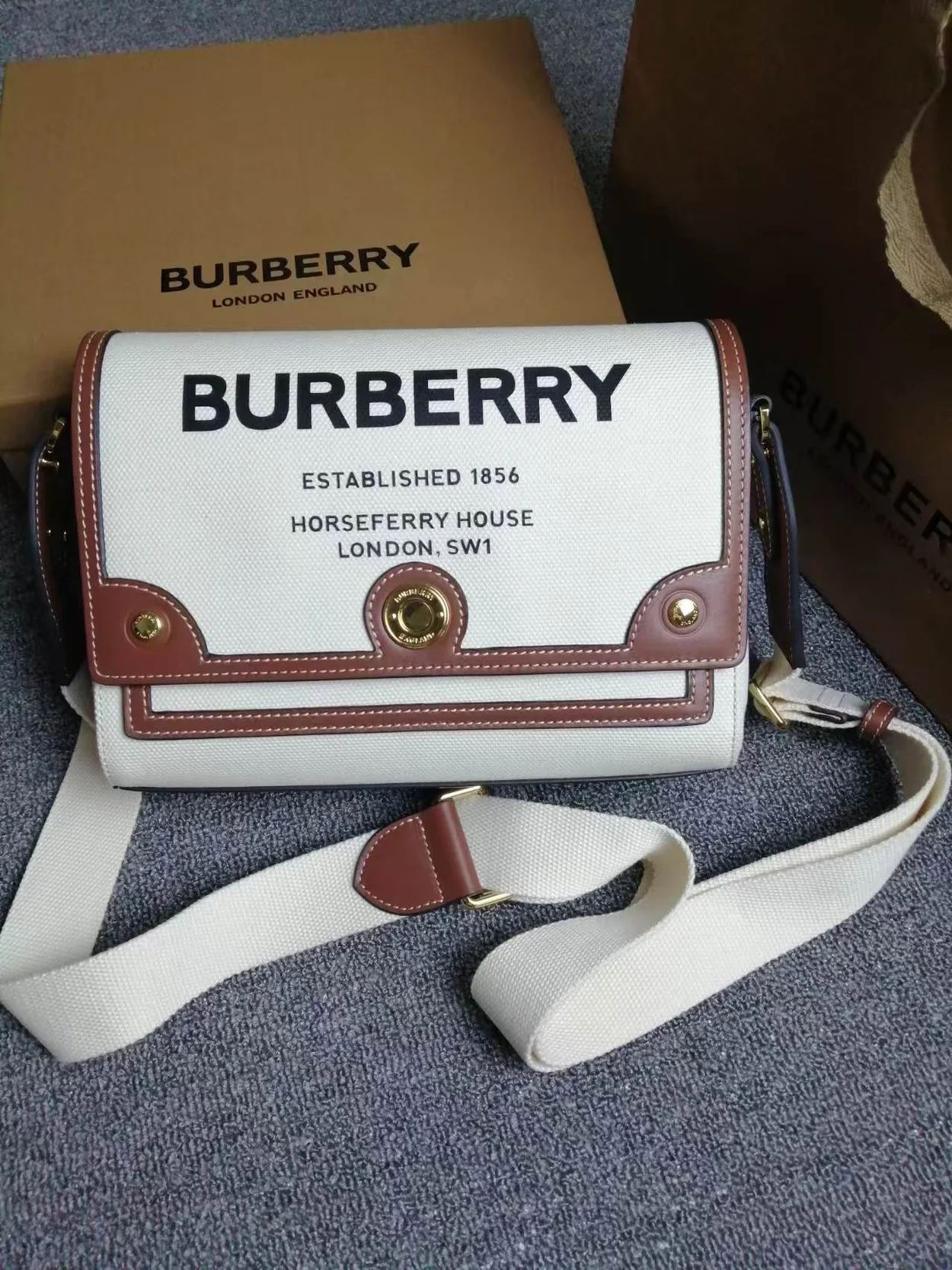 버버리 호스페리 프린트 캔버스백