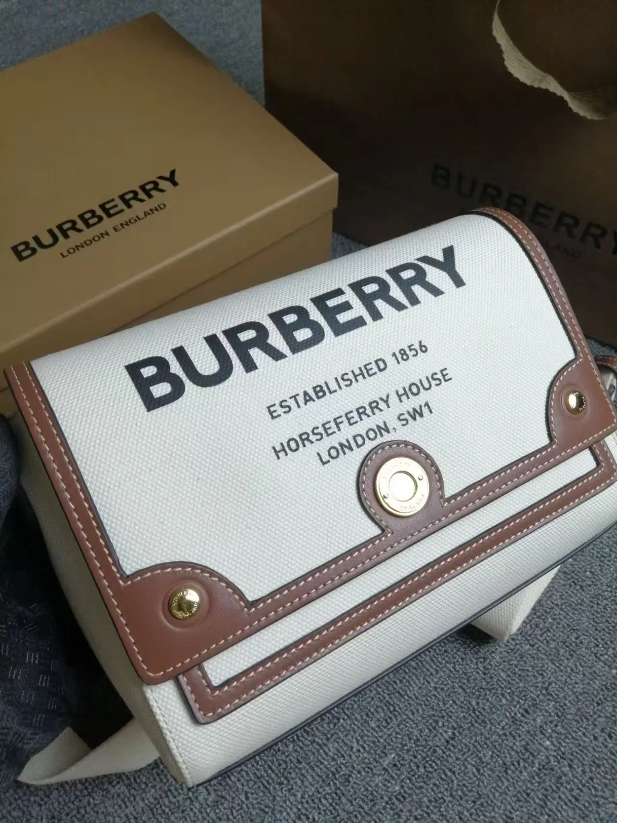 버버리 호스페리 프린트 캔버스백