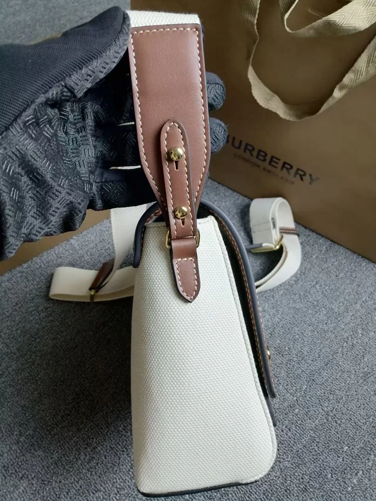 버버리 호스페리 프린트 캔버스백