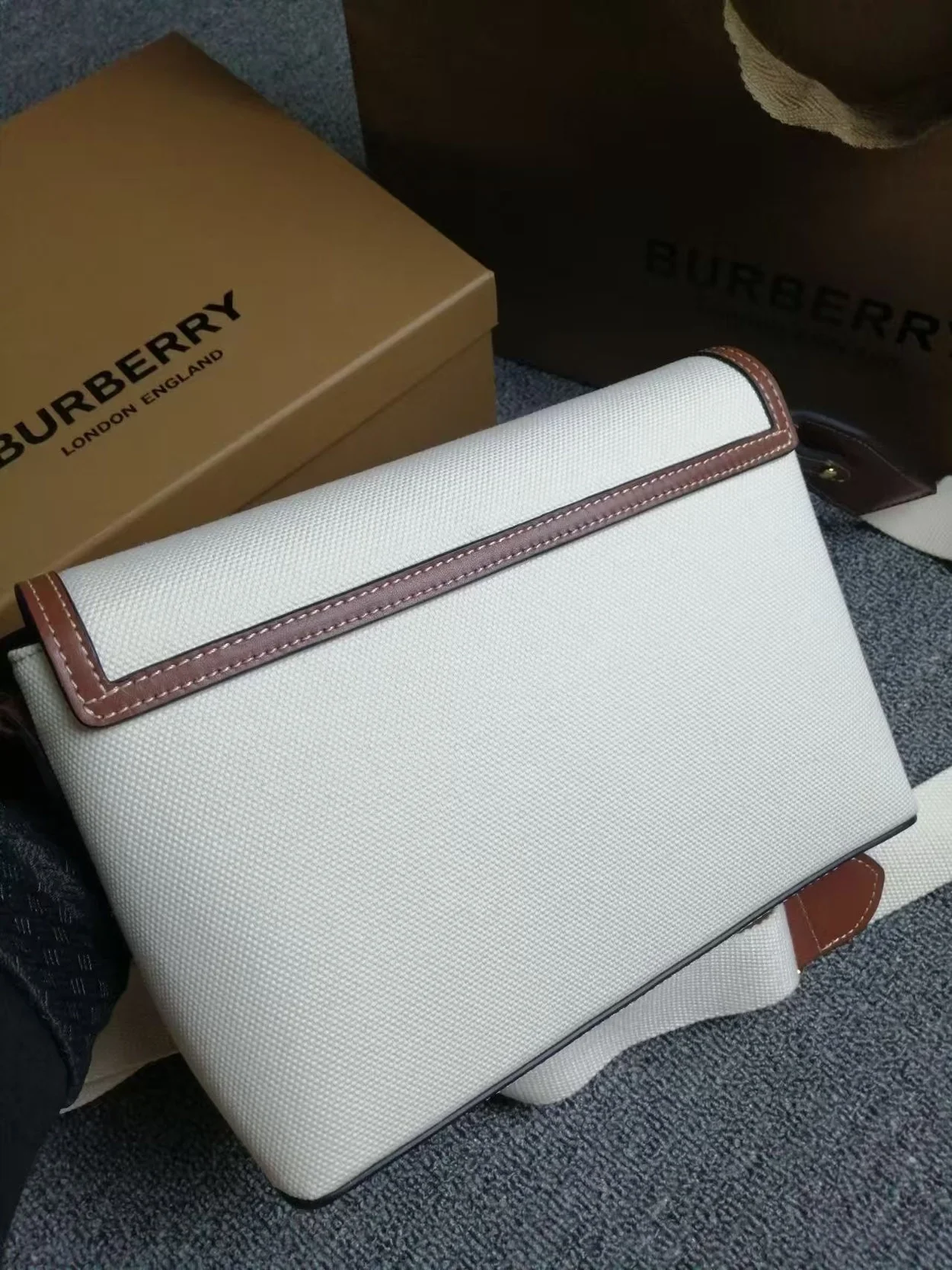 버버리 호스페리 프린트 캔버스백