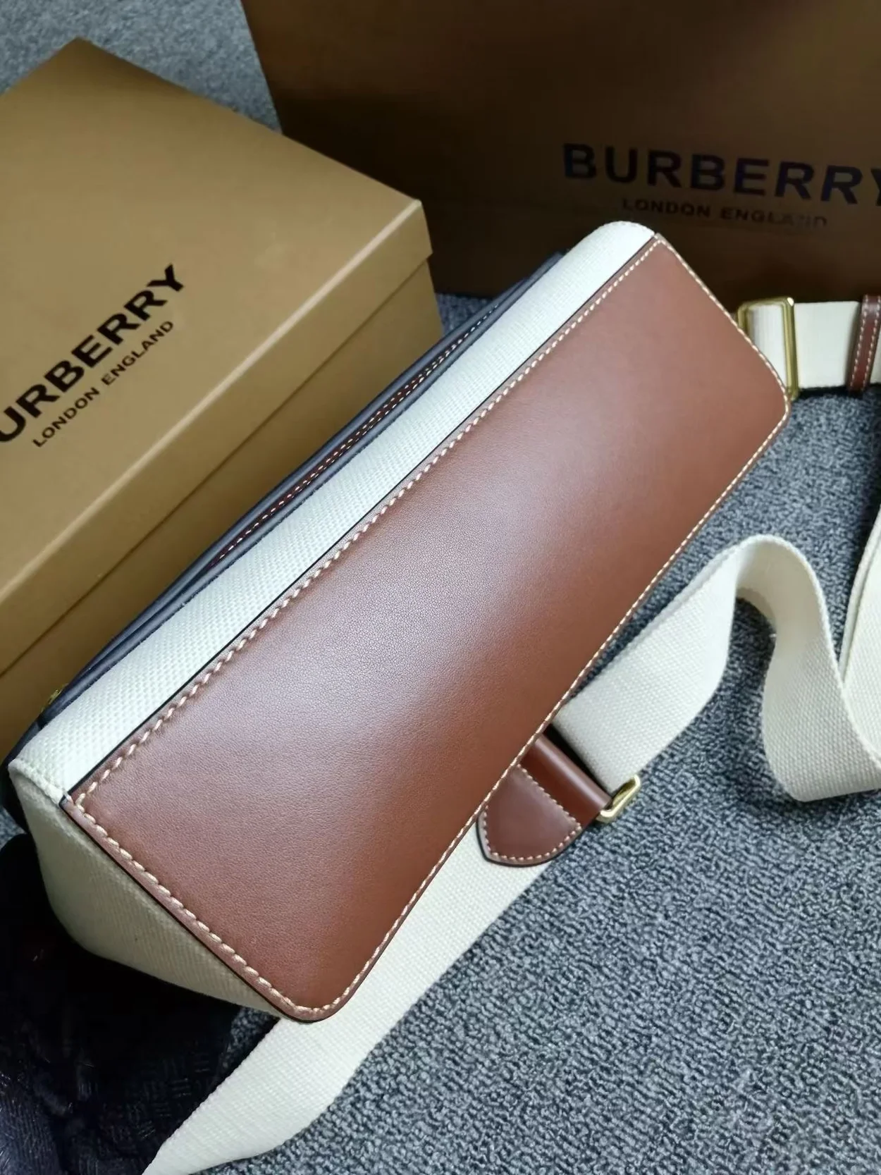 버버리 호스페리 프린트 캔버스백