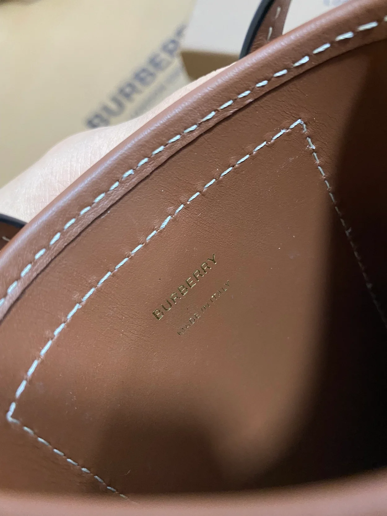 버버리 앤 핸드폰 스트랩 케이스