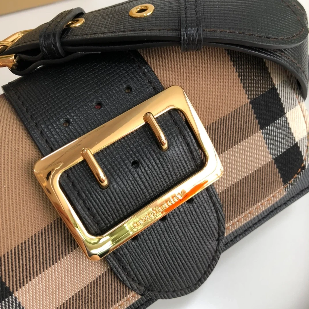 버버리 블랙하우스 체크 스몰 버클백