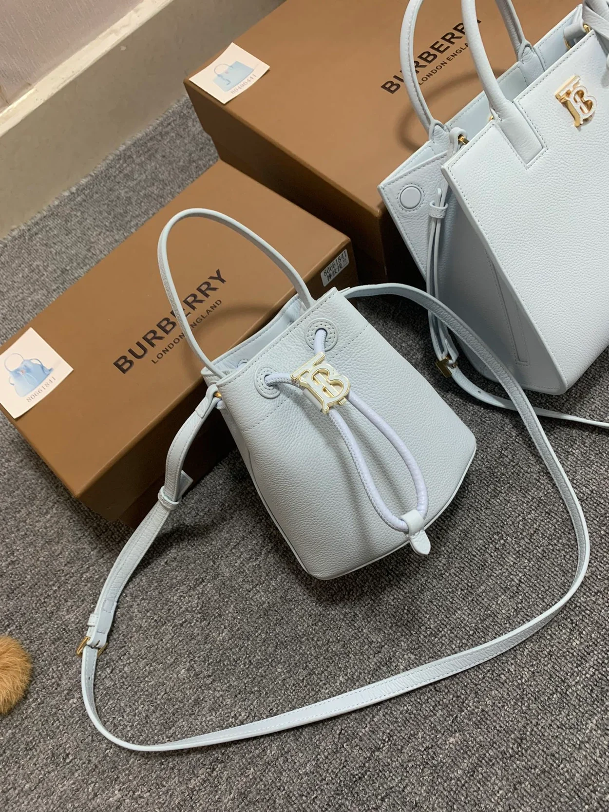 버버리 TB 그레이니 버킷백 스카이