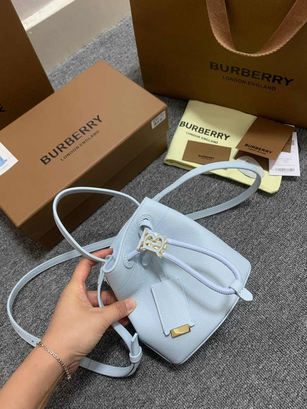 버버리 TB 그레이니 버킷백 스카이