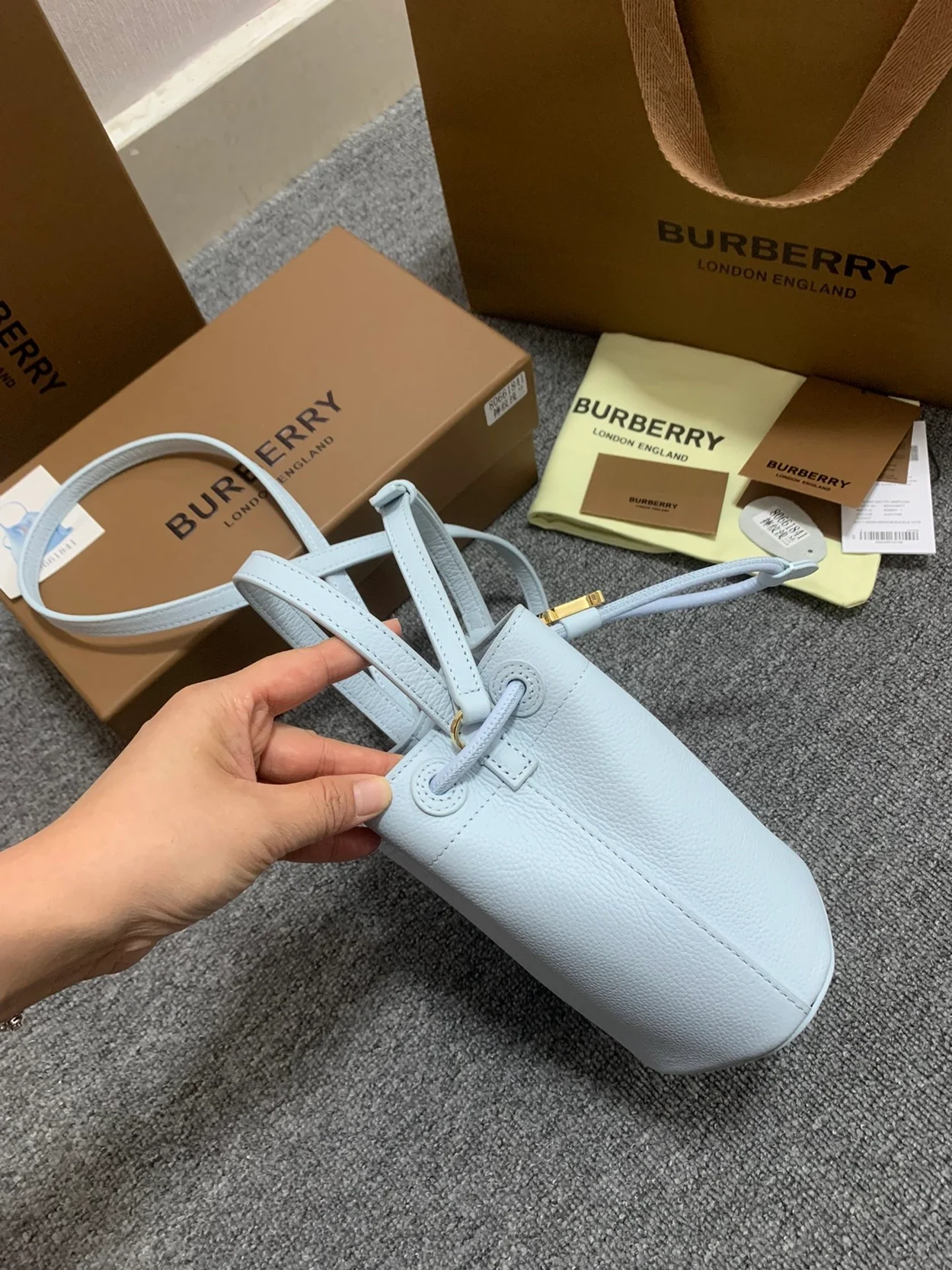 버버리 TB 그레이니 버킷백 스카이