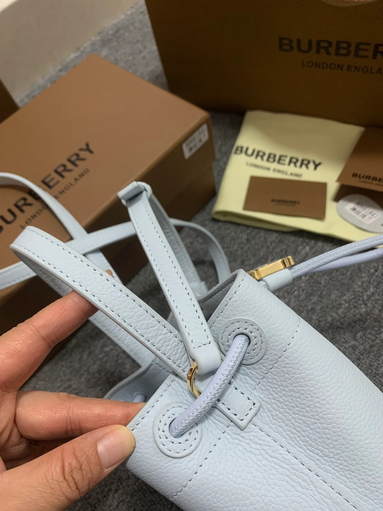 버버리 TB 그레이니 버킷백 스카이