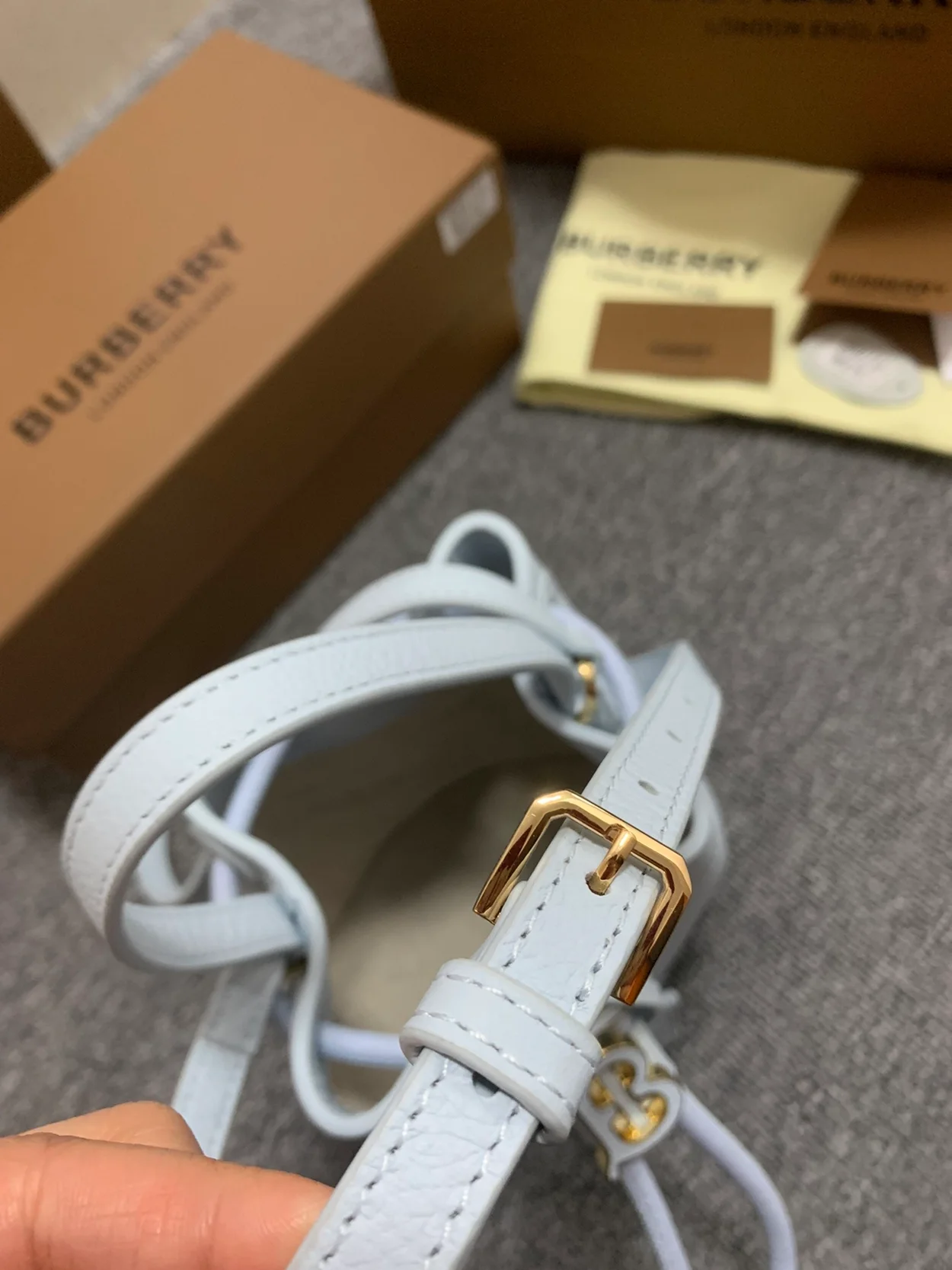 버버리 TB 그레이니 버킷백 스카이